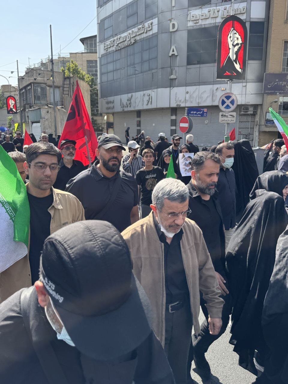 اولین حضور عمومی محمود احمدی نژاد بعد از ادعای ترور/ رئیس دولت های نهم و دهم در مراسم تشییع رهبر شهید + تصاویر