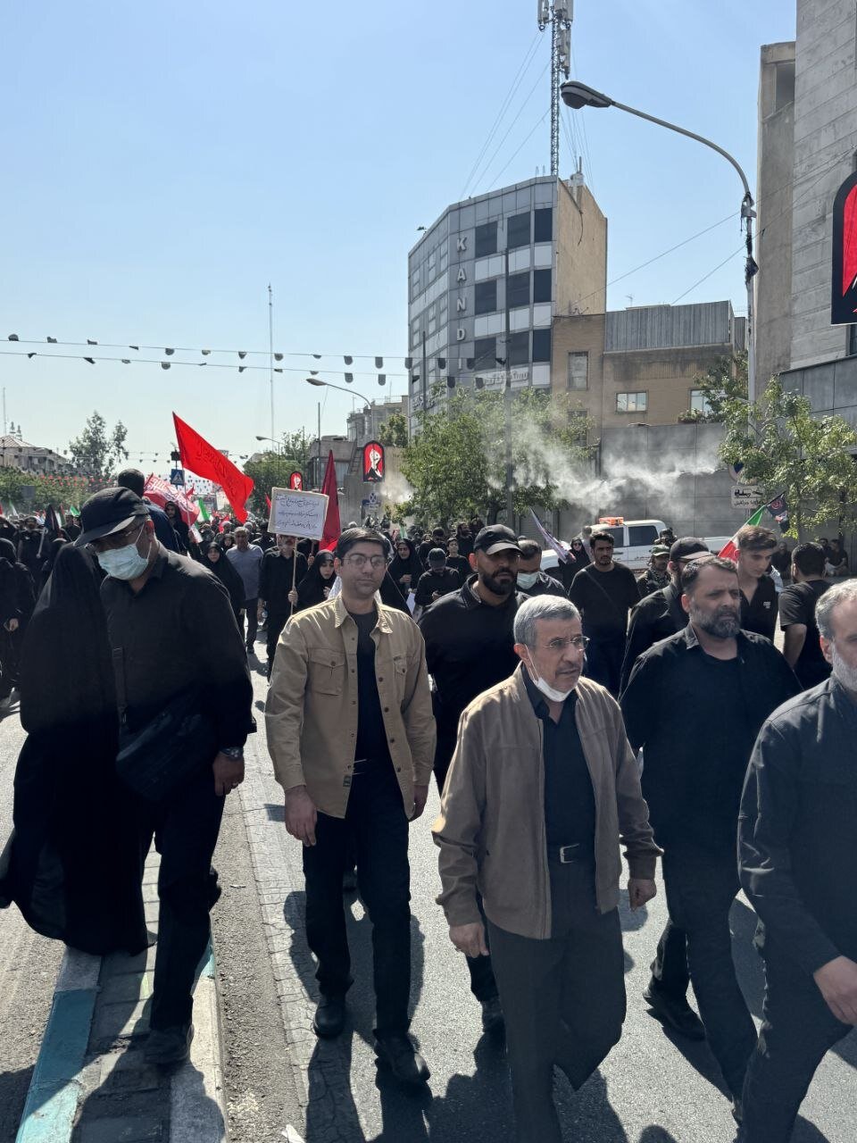 اولین حضور عمومی محمود احمدی نژاد بعد از ادعای ترور/ رئیس دولت های نهم و دهم در مراسم تشییع رهبر شهید + تصاویر