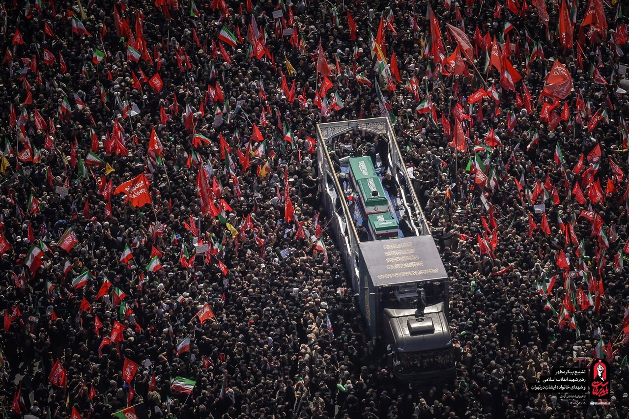 نمای هوایی از خودروی حامل پیکر رهبر شهید +تصویر