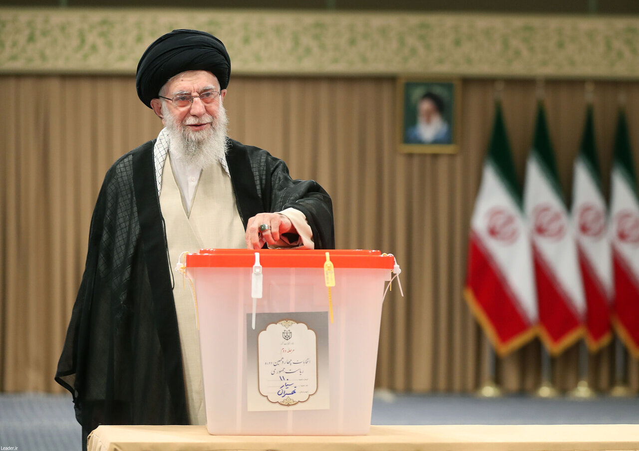 دو سال پیش در چنین روزی؛ آخرین حضور رهبر شهید پای صندوق انتخابات ریاست جمهوری/ تصاویری از رای دادن رهبر شهید در بیت رهبری