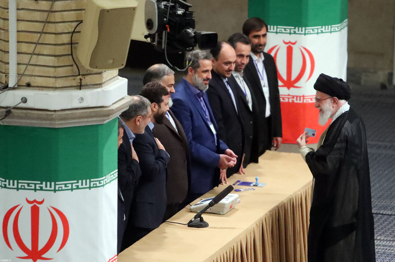 دو سال پیش در چنین روزی؛ آخرین حضور رهبر شهید پای صندوق انتخابات ریاست جمهوری/ تصاویری از رای دادن رهبر شهید در بیت رهبری