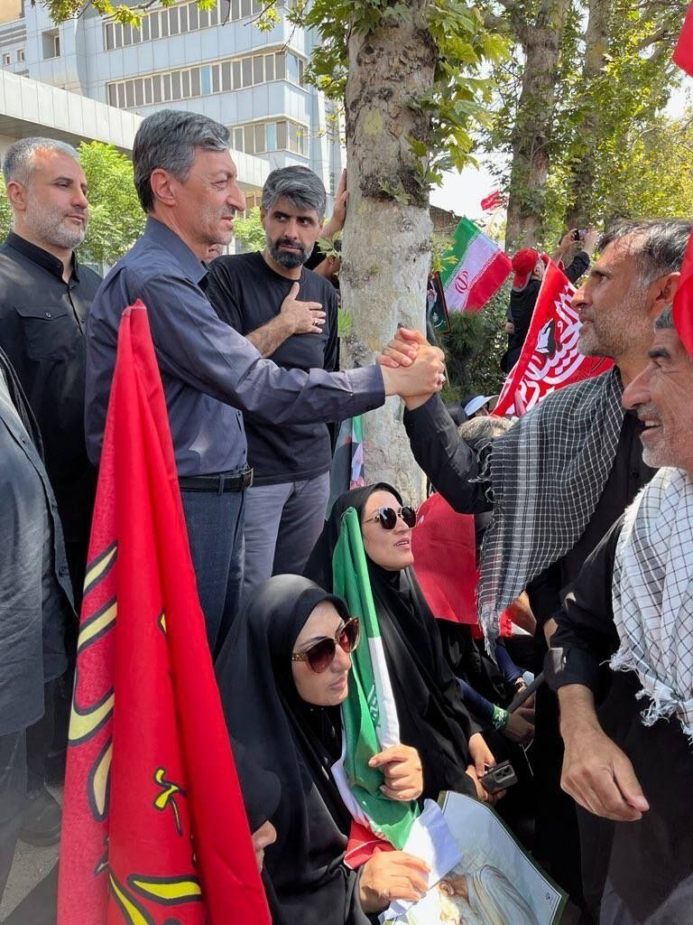 تیپ متفاوت وزیر کشور در مراسم تشییع پیکر رهبر شهید/ پرویز فتاح هم آمد