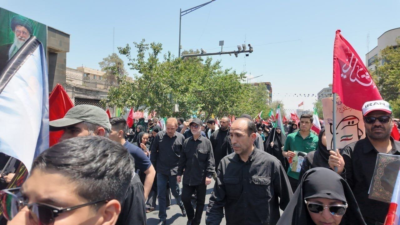 تیپ متفاوت وزیر کشور در مراسم تشییع پیکر رهبر شهید/ پرویز فتاح هم آمد