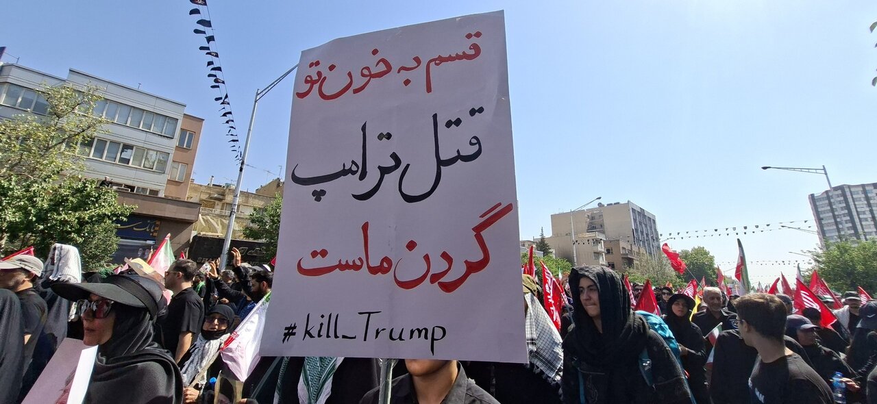 پلاکاردهایی با درخواست قتل ترامپ در مراسم تشییع رهبر شهید+ عکس