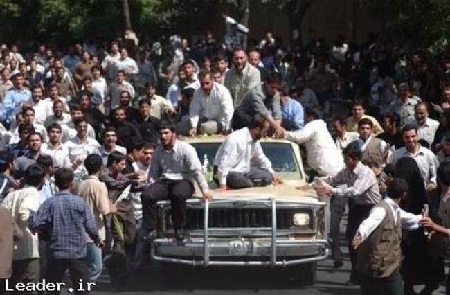 ۳۷ سال پیش؛ بیعت اقشار مختلف مردم با رهبر شهید؛ «خامنهای رهبر ماست؛ خط امام سنگر ماست»/ جهانگیری و پزشکیان در نماز جماعت پشت سر رهبر شهید