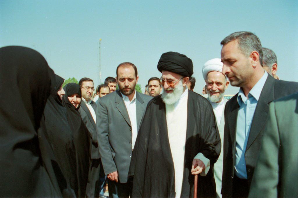 ۳۷ سال پیش؛ بیعت اقشار مختلف مردم با رهبر شهید؛ «خامنه‌ای رهبر ماست؛ خط امام سنگر ماست»/ جهانگیری و پزشکیان در نماز جماعت پشت سر رهبر شهید