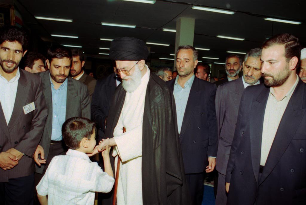 ۳۷ سال پیش؛ بیعت اقشار مختلف مردم با رهبر شهید؛ «خامنهای رهبر ماست؛ خط امام سنگر ماست»/ جهانگیری و پزشکیان در نماز جماعت پشت سر رهبر شهید