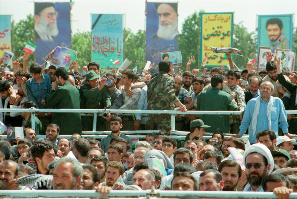 ۳۷ سال پیش؛ بیعت اقشار مختلف مردم با رهبر شهید؛ «خامنهای رهبر ماست؛ خط امام سنگر ماست»/ جهانگیری و پزشکیان در نماز جماعت پشت سر رهبر شهید
