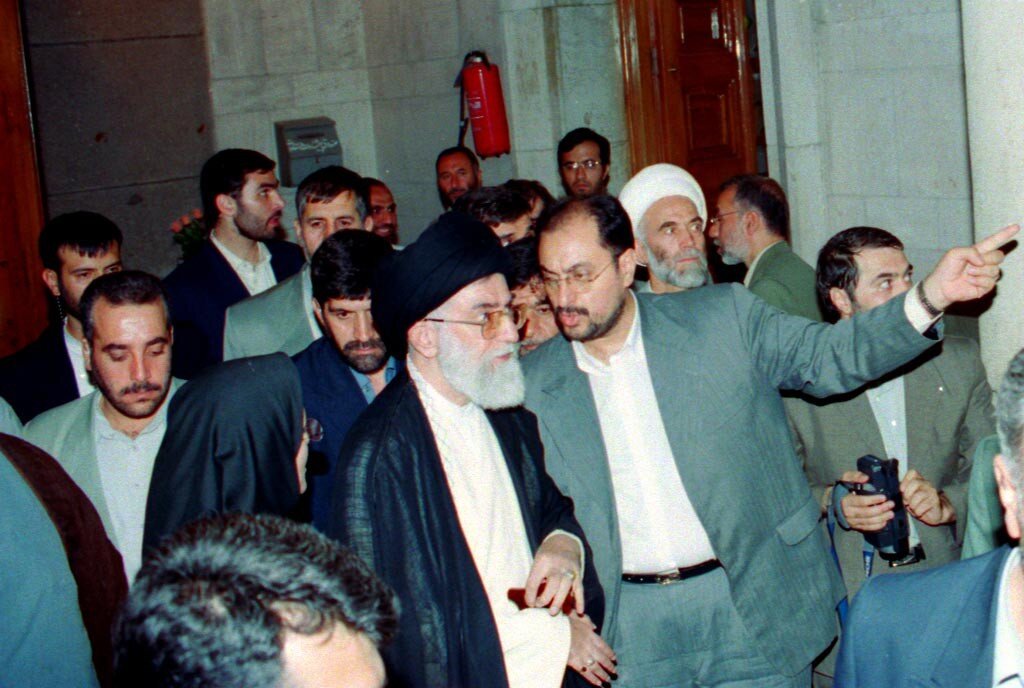 ۳۷ سال پیش؛ بیعت اقشار مختلف مردم با رهبر شهید؛ «خامنه‌ای رهبر ماست؛ خط امام سنگر ماست»/ جهانگیری و پزشکیان در نماز جماعت پشت سر رهبر شهید