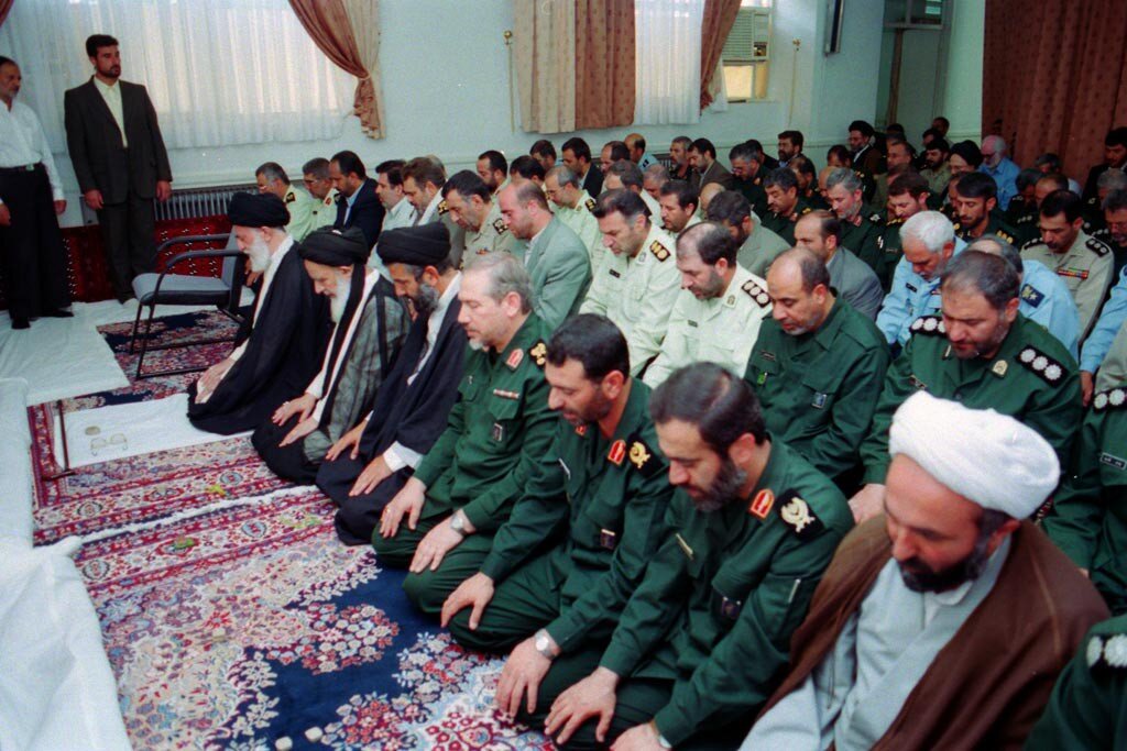 ۳۷ سال پیش؛ بیعت اقشار مختلف مردم با رهبر شهید؛ «خامنه‌ای رهبر ماست؛ خط امام سنگر ماست»/ جهانگیری و پزشکیان در نماز جماعت پشت سر رهبر شهید