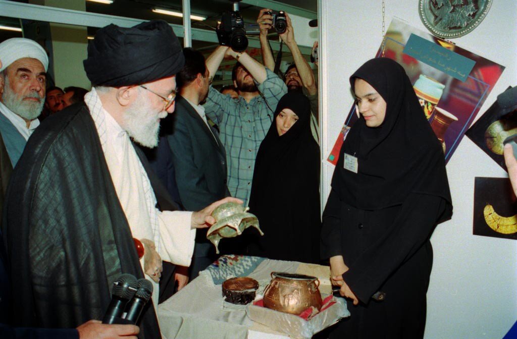 ۳۷ سال پیش؛ بیعت اقشار مختلف مردم با رهبر شهید؛ «خامنهای رهبر ماست؛ خط امام سنگر ماست»/ جهانگیری و پزشکیان در نماز جماعت پشت سر رهبر شهید