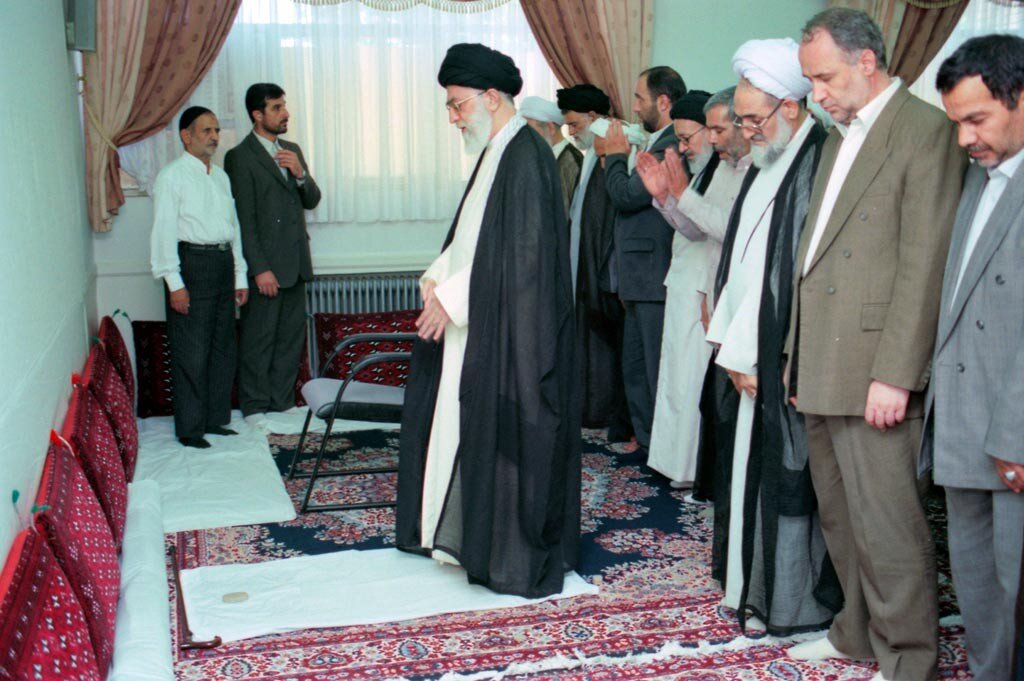 ۳۷ سال پیش؛ بیعت اقشار مختلف مردم با رهبر شهید؛ «خامنه‌ای رهبر ماست؛ خط امام سنگر ماست»/ جهانگیری و پزشکیان در نماز جماعت پشت سر رهبر شهید