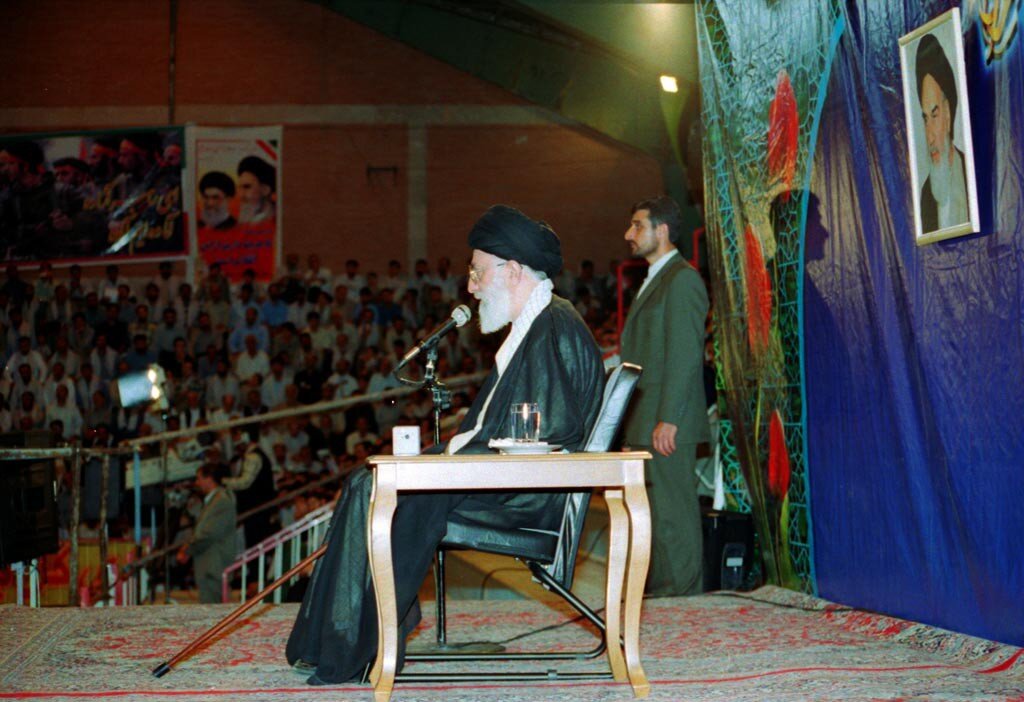 ۳۷ سال پیش؛ بیعت اقشار مختلف مردم با رهبر شهید؛ «خامنهای رهبر ماست؛ خط امام سنگر ماست»/ جهانگیری و پزشکیان در نماز جماعت پشت سر رهبر شهید