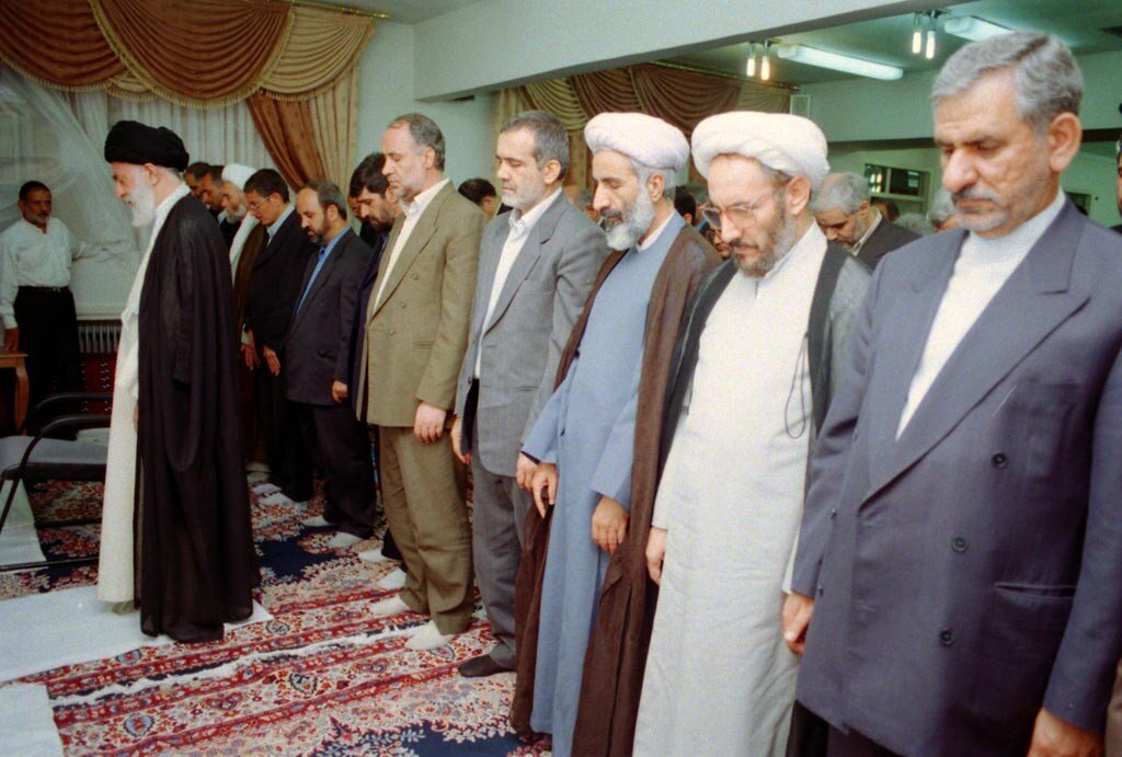 ۳۷ سال پیش؛ بیعت اقشار مختلف مردم با رهبر شهید؛ «خامنهای رهبر ماست؛ خط امام سنگر ماست»/ جهانگیری و پزشکیان در نماز جماعت پشت سر رهبر شهید