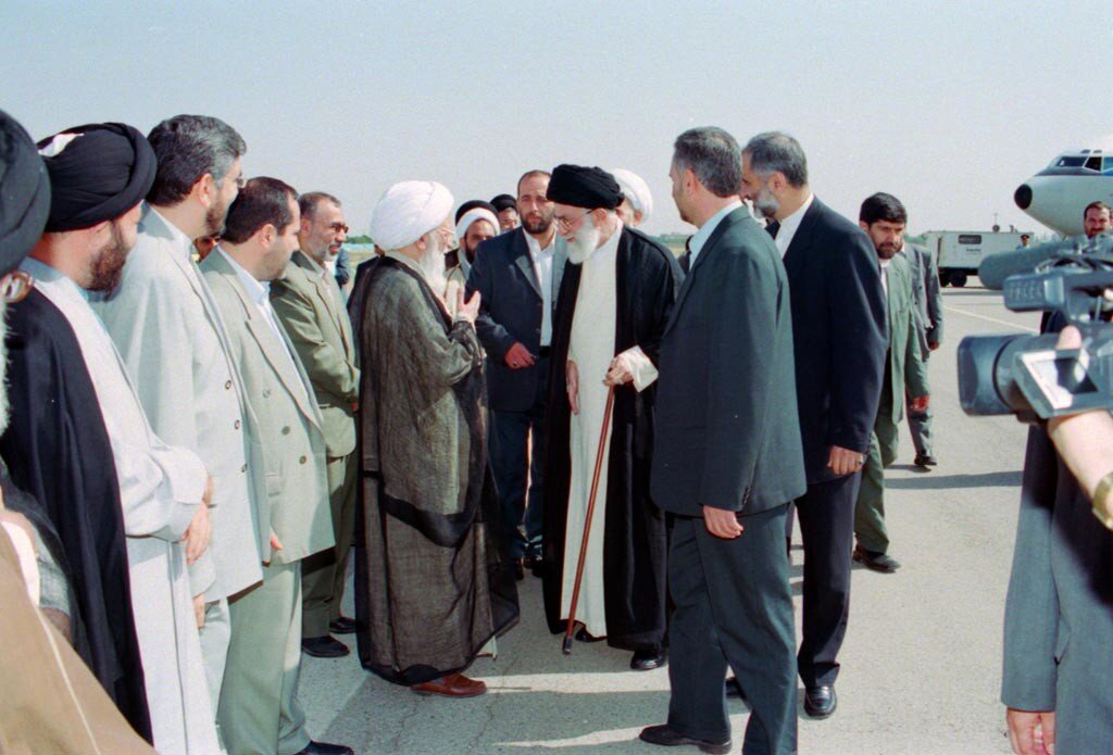 ۳۷ سال پیش؛ بیعت اقشار مختلف مردم با رهبر شهید؛ «خامنهای رهبر ماست؛ خط امام سنگر ماست»/ جهانگیری و پزشکیان در نماز جماعت پشت سر رهبر شهید