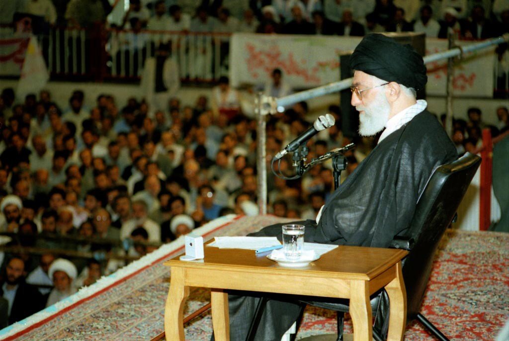 ۳۷ سال پیش؛ بیعت اقشار مختلف مردم با رهبر شهید؛ «خامنهای رهبر ماست؛ خط امام سنگر ماست»/ جهانگیری و پزشکیان در نماز جماعت پشت سر رهبر شهید