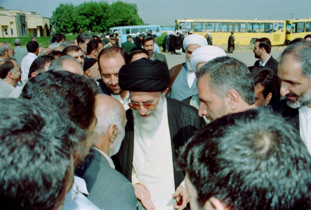 ۳۷ سال پیش؛ بیعت اقشار مختلف مردم با رهبر شهید؛ «خامنه‌ای رهبر ماست؛ خط امام سنگر ماست»/ جهانگیری و پزشکیان در نماز جماعت پشت سر رهبر شهید