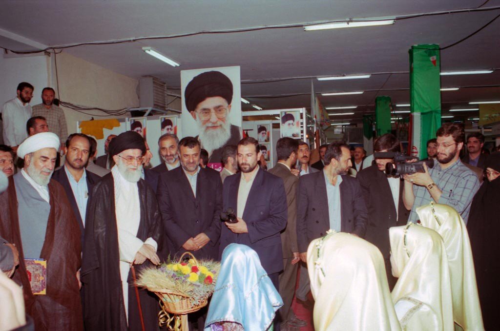 ۳۷ سال پیش؛ بیعت اقشار مختلف مردم با رهبر شهید؛ «خامنه‌ای رهبر ماست؛ خط امام سنگر ماست»/ جهانگیری و پزشکیان در نماز جماعت پشت سر رهبر شهید