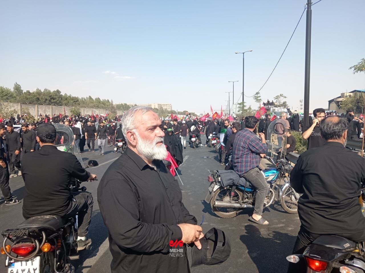سردار نقدی و علیرضا زاکانی در مراسم تشییع پیکر رهبر شهید+ عکس