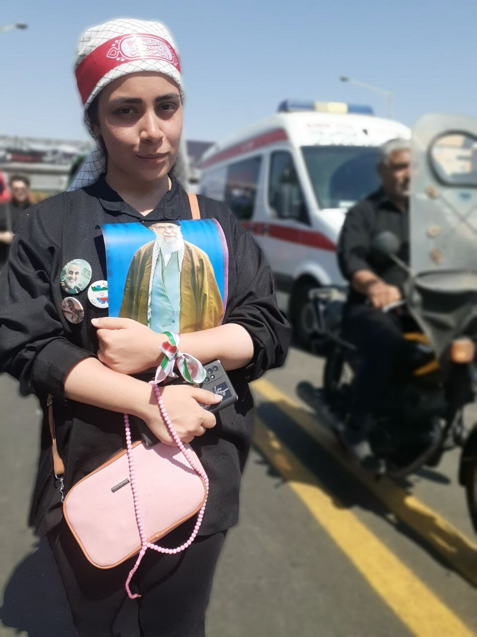 عکس | تصویری خاص از یک دختر جوان با تسبیح و کیف صورتی در مراسم وداع با رهبر شهید انقلاب