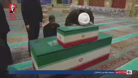 لحظه وداع پدر شهید خردسال با دخترش در مسجد جمکران +عکس