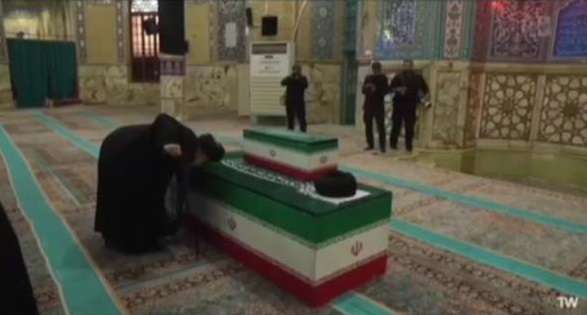 وداع و بوسه سیدهادی خامنهای بر تابوت برادر شهیدش + عکس
