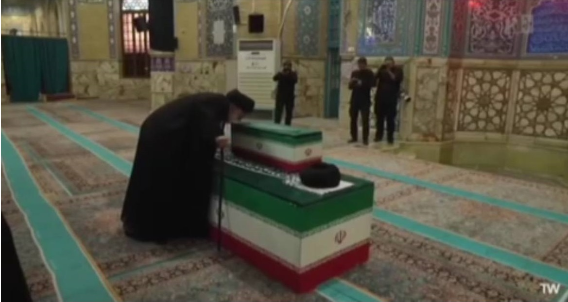 وداع و بوسه سیدهادی خامنهای بر تابوت برادر شهیدش + عکس