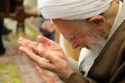 ببینید | بغض آیت‌الله جوادی آملی هنگام اقامه نماز بر پیکر مطهر رهبر شهید
