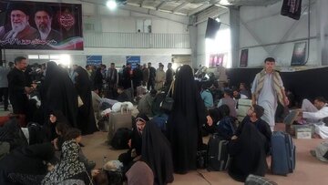 ورود بیش از هزار و ۵۰۰ زائر افغانستانی از مرز دوغارون برای شرکت در مراسم تشییع رهبر شهید ورود بیش از هزار و ۵۰۰ زائر افغانستانی از مرز دوغارون برای شرکت در مراسم تشییع رهبر شهید