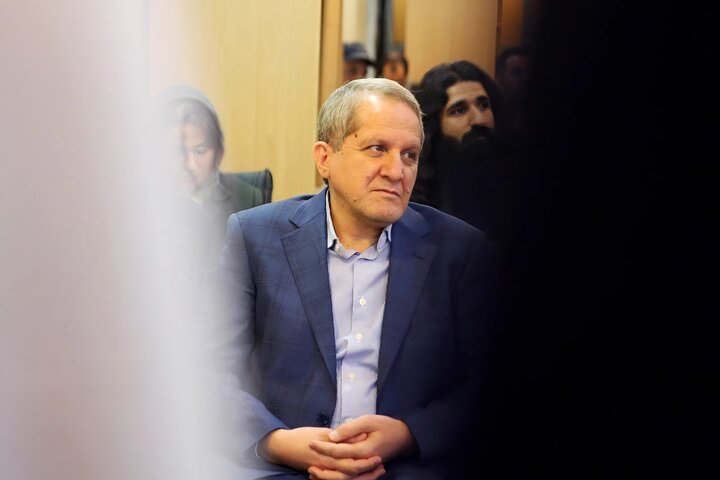 اسماعیل امینی: آن‌چه را در «دیدار شاعران» می‌شد خواند، تلویزیون نشان نمی‌داد/ تلخ است که رهبر می‌دانست توصیه‌هایش در مورد زبان فارسی، اجرا نمی‌شود