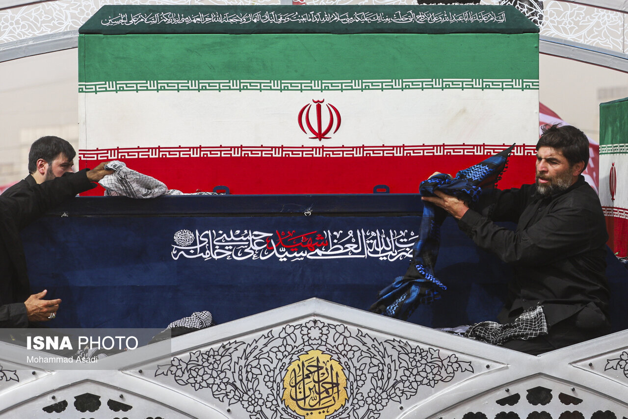 تشییع پیکر رهبر شهید در قم؛ از تبرک چفیهها با پیکر شهدای خانواده خامنهای تا شعری که روی ماشین مداحان نقش بسته بود + تصاویر