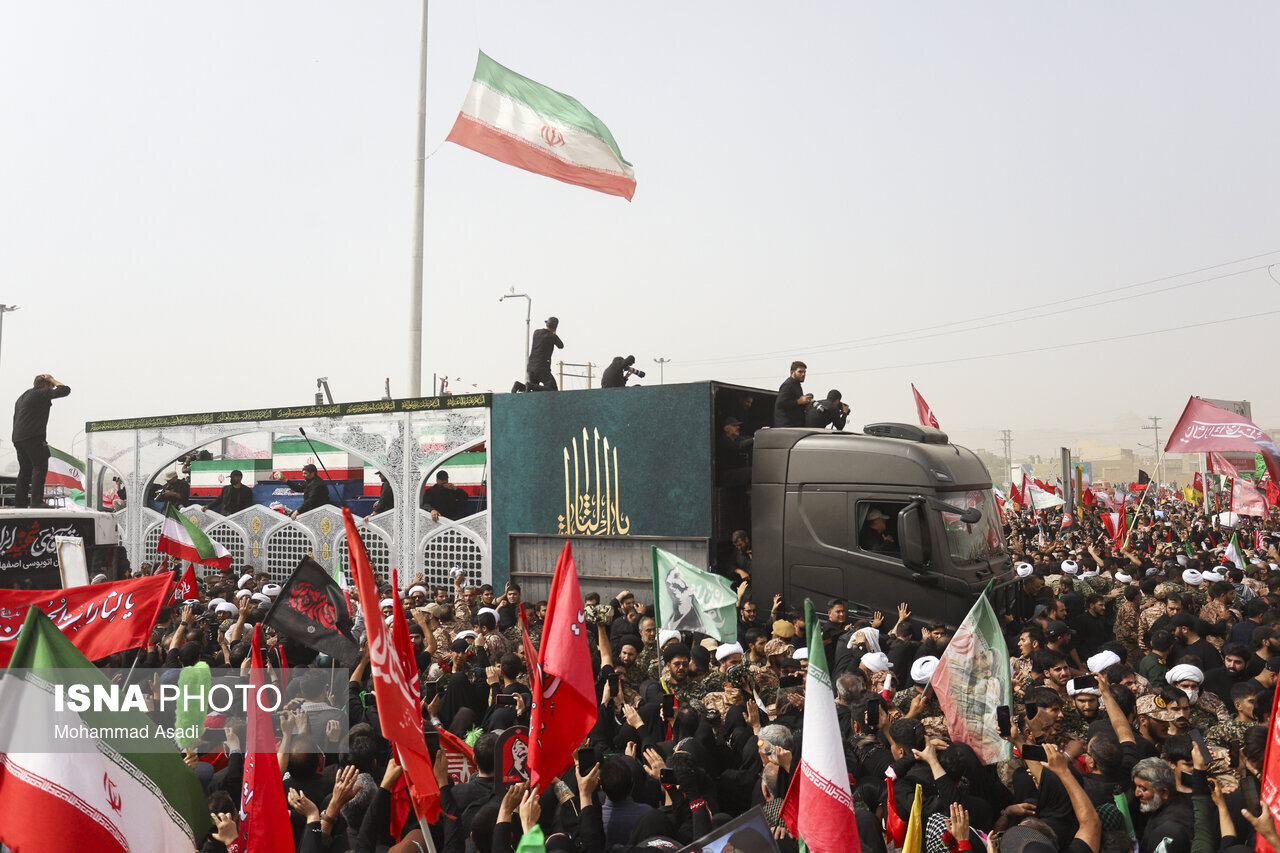تشییع پیکر رهبر شهید در قم؛ از تبرک چفیهها با پیکر شهدای خانواده خامنهای تا شعری که روی ماشین مداحان نقش بسته بود + تصاویر