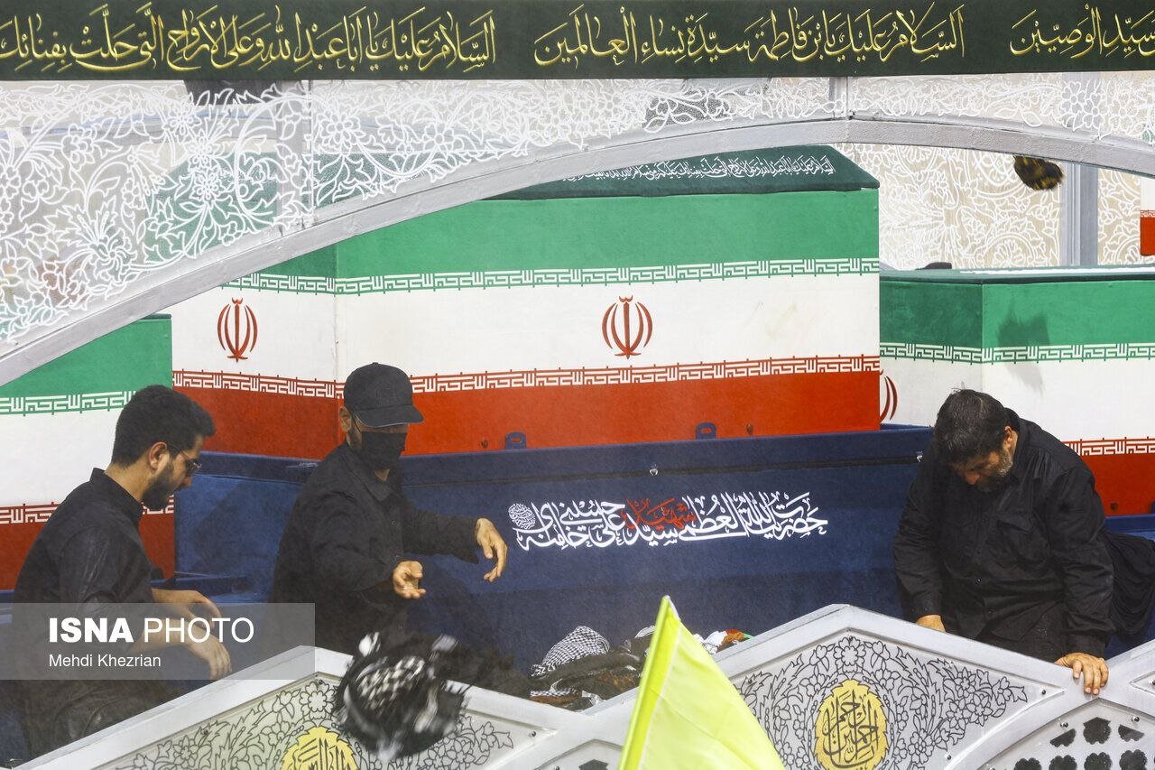 تشییع پیکر رهبر شهید در قم؛ از تبرک چفیهها با پیکر شهدای خانواده خامنهای تا شعری که روی ماشین مداحان نقش بسته بود + تصاویر