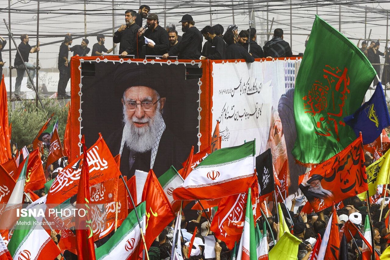 تشییع پیکر رهبر شهید در قم؛ از تبرک چفیه‌ها با پیکر شهدای خانواده خامنه‌ای تا شعری که روی ماشین مداحان نقش بسته بود + تصاویر