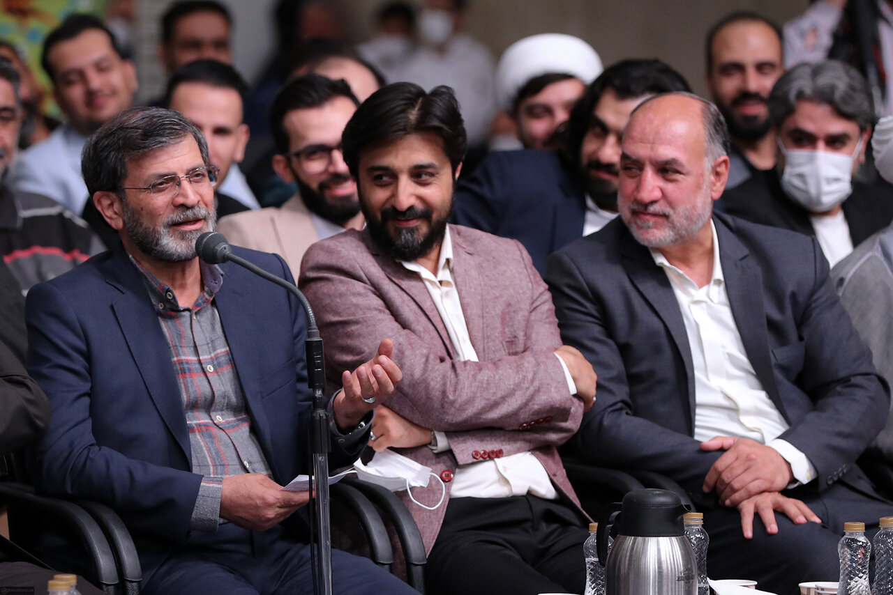 آقا، «غزل۳» اخوان ‌ثالث را مثل دعای ابوحمزه ثمالی می‌دانست/ با مدیحه مخالف بود و می‌گفت به جایش برای همسرتان عاشقانه بگویید &nbsp;