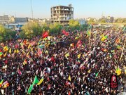 تصاویر مراسم تشییع در عراق؛ از تصویر قاب گرفته شده رهبر شهید تا پوستر عکس مشترک آیت الله سیستانی و آیت الله سید مجتبی خامنه‌ای +تصویر