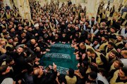 ببینید | تشییع بی‌نظیر پیکر رهبر شهید انقلاب روی موج دستان عزاداران عراقی در حرم امیرالمومنین(ع)