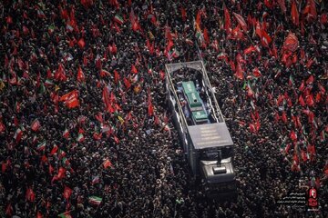 عکسی از نوه رهبر شهید بر روی دستان عزاداران عراقی