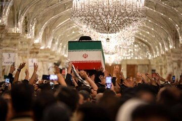 عکس | قابی خاص از پیکر رهبر شهید انقلاب بر روی دستان مردم عراق