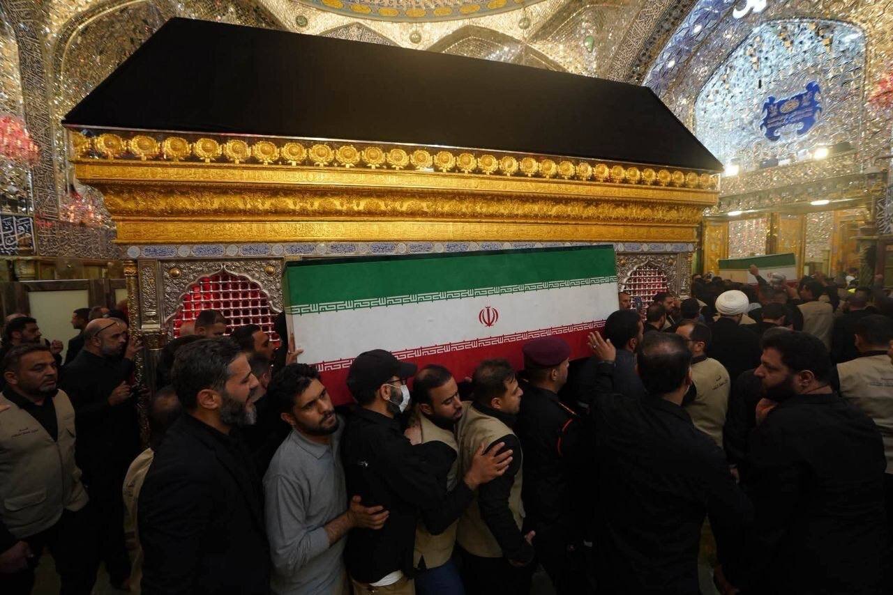 تصاویر اقامه نماز بر پیکر خانواده رهبر شهید ایران در حرم امام حسین (ع)/ طواف آخر دور ضریح سیدالشهدا