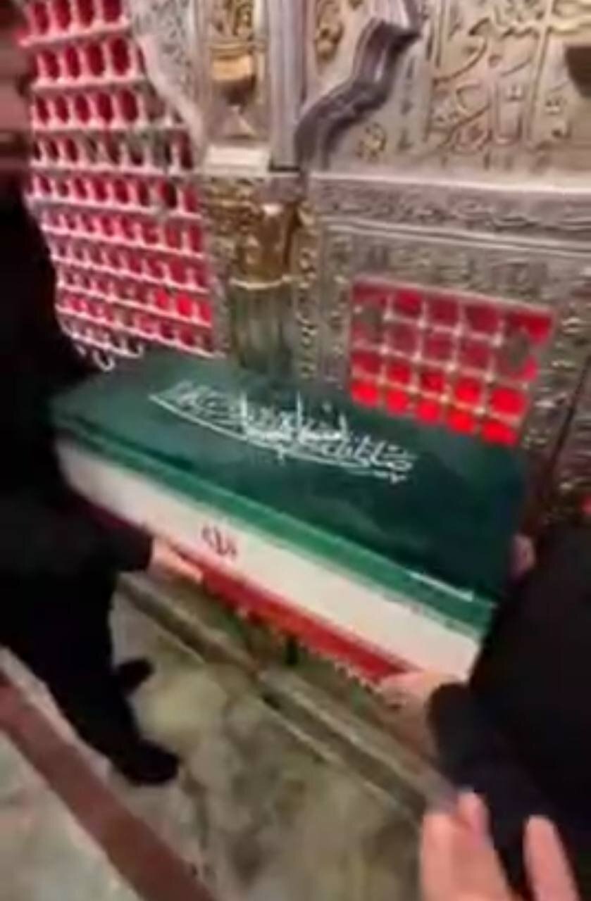 پیکر نوه ۱۴ ماهه رهبر شهید در جوار حرم امام علی(ع)/ اولین و آخرین زیارت فرزند شهیده بشری خامنهای/ بوسه پدر بر تابوت دختر +تصویر