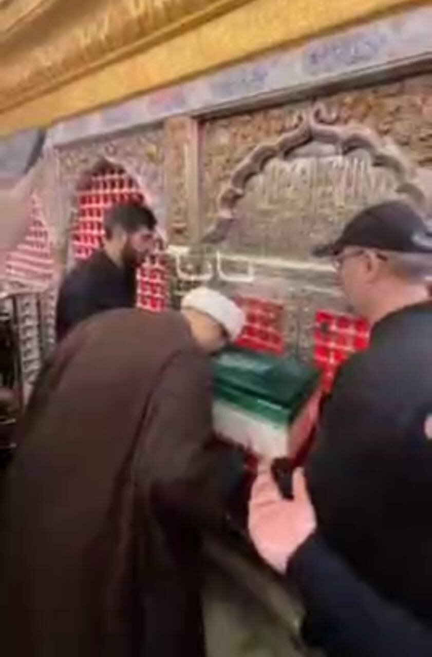 پیکر نوه ۱۴ ماهه رهبر شهید در جوار حرم امام علی(ع)/ اولین و آخرین زیارت فرزند شهیده بشری خامنهای/ بوسه پدر بر تابوت دختر +تصویر