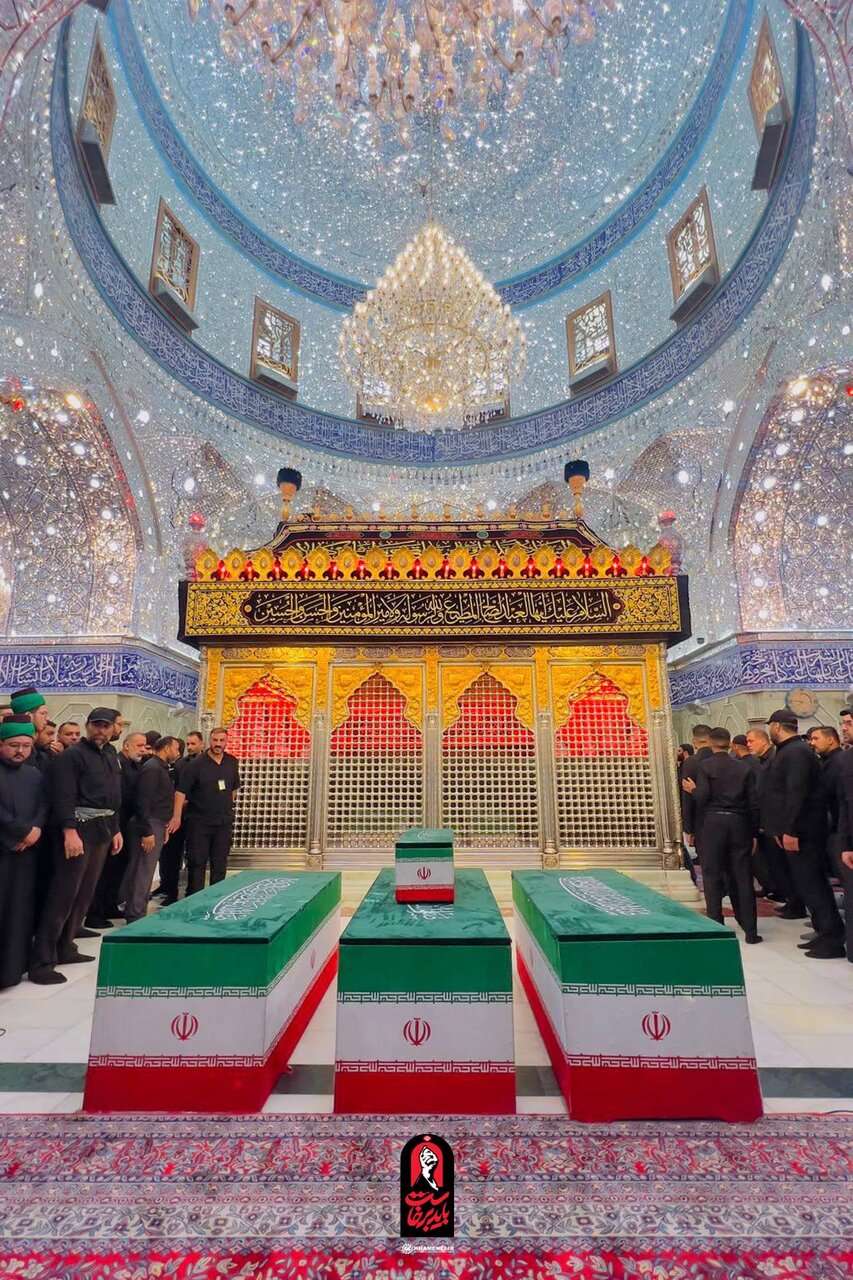 تصویری خاص از پیکرهای خانواده رهبر شهید در کنار حرم حضرت عباس(ع) 1 تصویری خاص از پیکرهای خانواده رهبر شهید در کنار حرم حضرت عباس(ع)