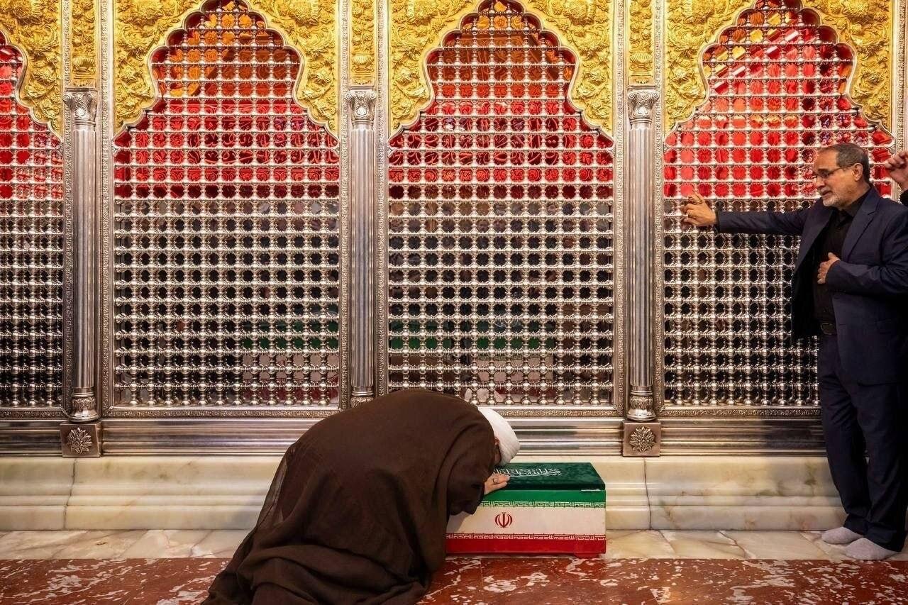 گریه پدر برای کودک ۱۴ ماه‌اش/ پیکر نوه رهبر شهید انقلاب در حرم حضرت عباس + عکس