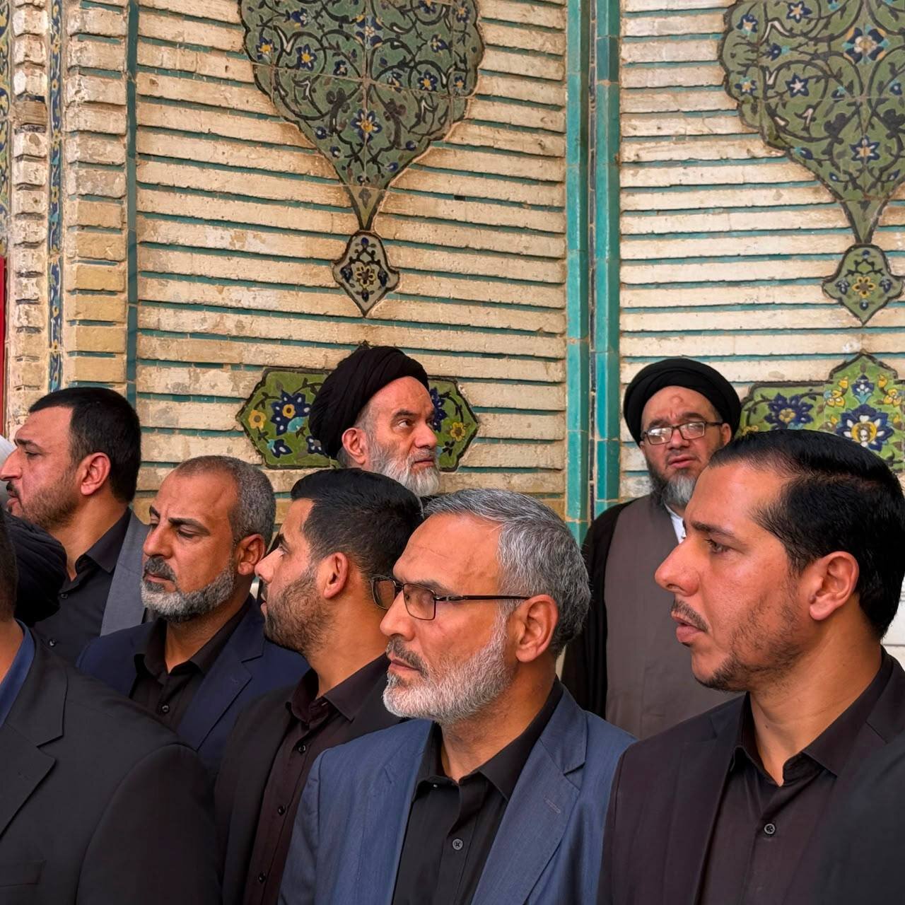 عکسی از فرزندان آیتالله سیستانی، در حرم امام علی(ع) برای شرکت در مراسم تشییع رهبر شهید