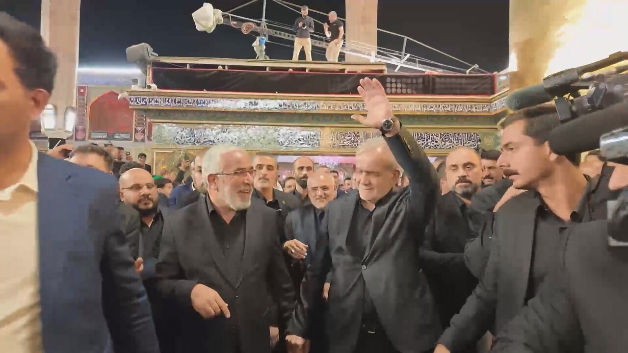 شعار زائران حرم حضرت علی در حمایت از پزشکیان +عکس
