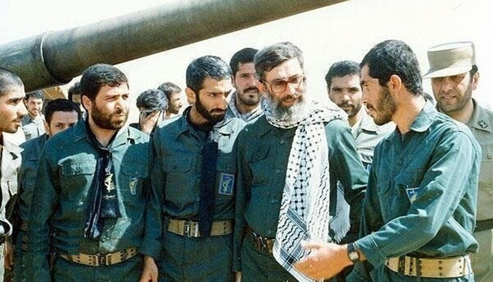 در میانه آتش و جنگ؛ رییس جمهور روحانی لباس نظامی بر تن کرد