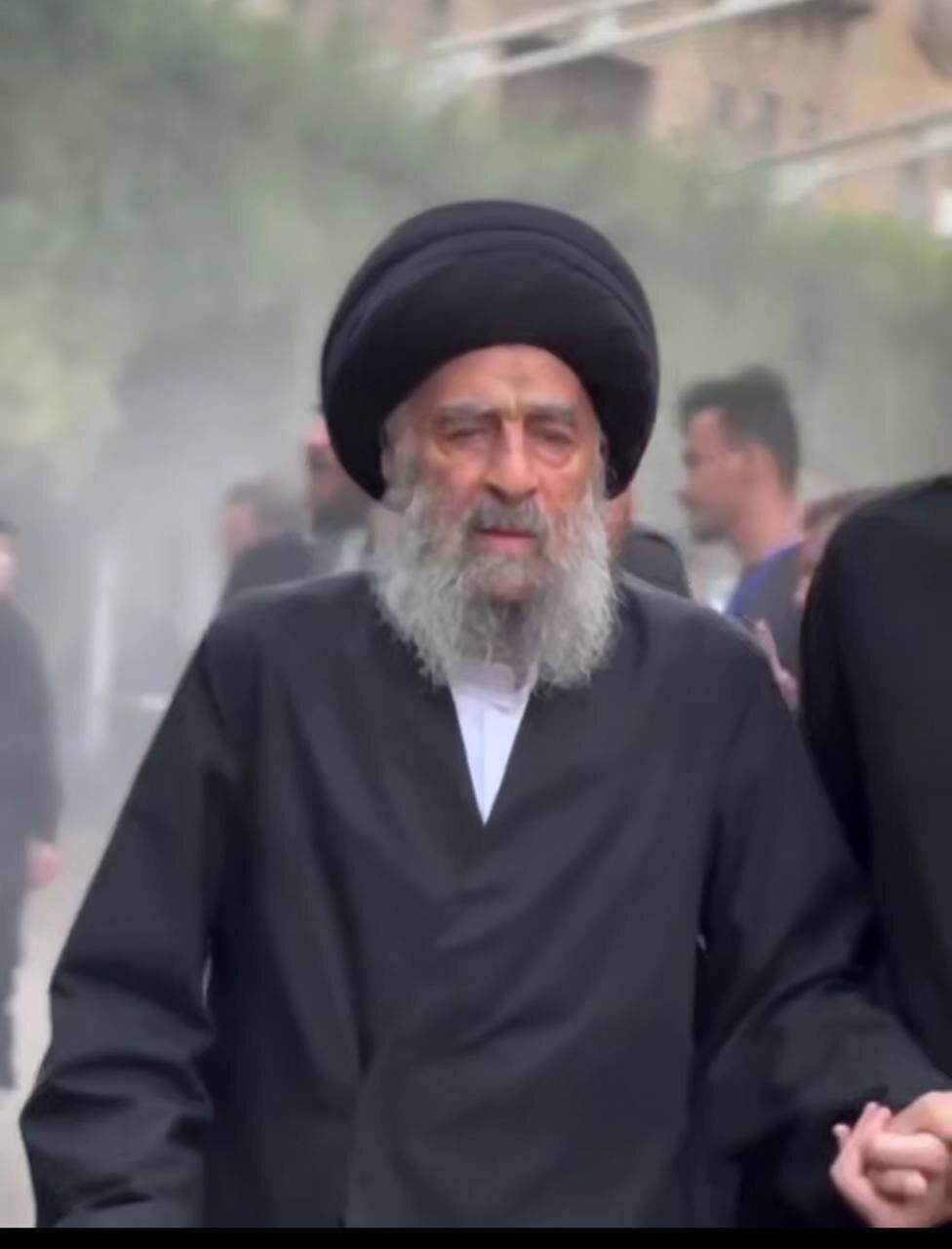 حضور مرجع تقلید شیعیان کربلا در مراسم تشییع پیکر رهبر شهید انقلاب + عکس