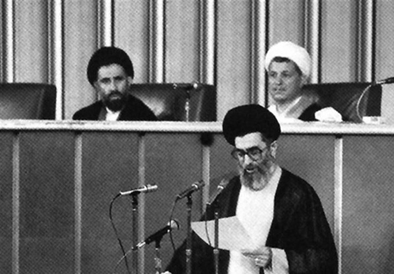 در میانه آتش و جنگ؛ رییس جمهور روحانی لباس نظامی بر تن کرد
