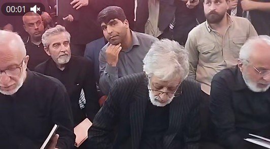 حدادعادل و علی باقری کنی در مراسم تشییع رهبر شهید در حرم امام حسین(ع) + عکس